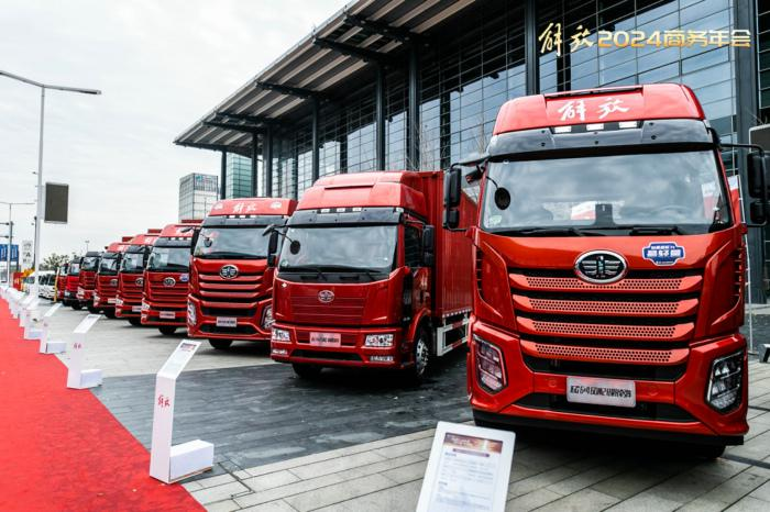 【第一商用車(chē)網(wǎng) 原創(chuàng)】2024年的商用車(chē)市場(chǎng)將會(huì)如何發(fā)展？3月27日下午，國(guó)家信息中心正高級(jí)經(jīng)濟(jì)師徐長(zhǎng)明從產(chǎn)業(yè)發(fā)展的角度分享了《商用車(chē)市場(chǎng)總體形勢(shì)與未來(lái)機(jī)遇》的主題演講。