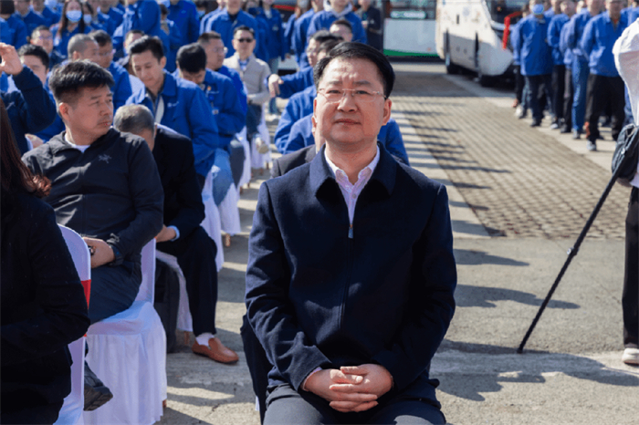 4月10日，以“亞星遠(yuǎn)航，閃耀沙特”為主題的“2024年亞星客車出口沙特1200輛客車交付儀式”在江蘇省揚州市亞星廠區(qū)隆重舉行。中共揚州市邗江區(qū)委書記張新鋼，揚州市邗江區(qū)人民政府副區(qū)長、槐泗鎮(zhèn)黨委書記黃瑩，揚州市邗江區(qū)委辦公室主任盧亦斌，邗江區(qū)工業(yè)和信息化局局長張群，邗江區(qū)商務(wù)局副局長杜順利，及揚州亞星客車股份有限公司董事長胡海華和眾多企業(yè)精英、媒體記者齊聚一堂，共同見證了這一具有里程碑意義的重要時刻。
