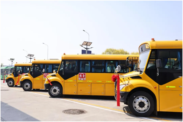 4月11日，日喀則生康利民校車(chē)&福田歐輝交付儀式在北京昌平隆重舉行，歐輝BJ6996健康校車(chē)批量交付。據(jù)了解，福田歐輝與日喀則市生康利民校車(chē)有限責(zé)任公司已達(dá)成多次合作，再次攜手前行充分體現(xiàn)了日喀則市生康利民校車(chē)對(duì)福田歐輝產(chǎn)品和服務(wù)的高度認(rèn)可