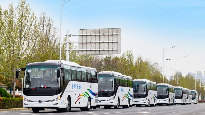 舒享新高度，西域再升艙。近日，100輛宇通高端旅游客車正式交付新疆深輝旅游服務有限公司（以下簡稱深輝旅游），助力新疆旅游高質量發(fā)展