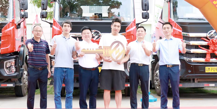 春雷行動持續(xù)引爆，多款紅巖車型走進(jìn)市場，為用戶帶來了更多更好的運(yùn)輸選擇。此次上汽紅巖杰虎H6 M10牽引車新品推薦會在廣東圓滿結(jié)束，并在現(xiàn)場完成批量交付。當(dāng)下市場競爭激烈，重卡行業(yè)面臨著運(yùn)費(fèi)低、油價高、營運(yùn)成本高等一系列挑戰(zhàn)，這些問題不僅影響著企業(yè)的運(yùn)營收益，更牽動著每一位從業(yè)者的心。面對運(yùn)載質(zhì)量重、運(yùn)輸頻率高等運(yùn)輸需求，上汽紅巖杰虎H6 M10以優(yōu)秀的綜合性能得到了用戶和市場的認(rèn)可