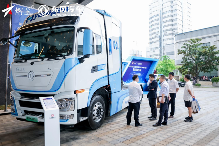 4月16日，第四屆中央企業(yè)熠星創(chuàng)新創(chuàng)意大賽新能源汽車賽道對接路演盛大開啟，作為本次賽道的承辦方，東風(fēng)公司推送的23個參賽項目晉級現(xiàn)場路演。東風(fēng)商用車憑借其在智能駕駛與氫能技術(shù)研發(fā)領(lǐng)域的卓越成果——自主智能駕駛控制器、新一代新能源整車控制器以及東風(fēng)天龍KL氫燃料電池牽引車亮相，為業(yè)界呈現(xiàn)了一場科技與綠色交融的創(chuàng)新盛宴，展現(xiàn)出強勁的創(chuàng)新實力和行業(yè)引領(lǐng)地位