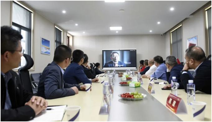 4月18日，中集車輛旗下中集燈塔半掛車業(yè)務(wù)集團（以下簡稱“中集燈塔”）與四川省巴蜀物流集團有限公司（以下簡稱“巴蜀物流集團”）千組訂單簽約暨首批200組交付儀式在駐馬店星鏈LTP生產(chǎn)中心隆重舉行。中集車輛集團助理總裁兼中集燈塔CEO舒磊博士，四川省巴蜀物流集團有限公司董事長任益、總經(jīng)理任英杰，雙錢輪胎集團有限公司總經(jīng)理楊國波，駐馬店星鏈LTP生產(chǎn)中心總經(jīng)理蔡宏林，中集燈塔秦晉川渝營銷服務(wù)總公司總裁張雄等領(lǐng)導出席儀式