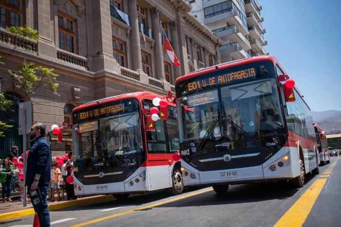 2024年4月19日， 出口哥倫比亞的批量中通H11旅游客車(chē)，在山東聊城正式交付！與全球旅游市場(chǎng)升級(jí)同頻共贏，中通H11旅游大巴全球版圖再“+1”！