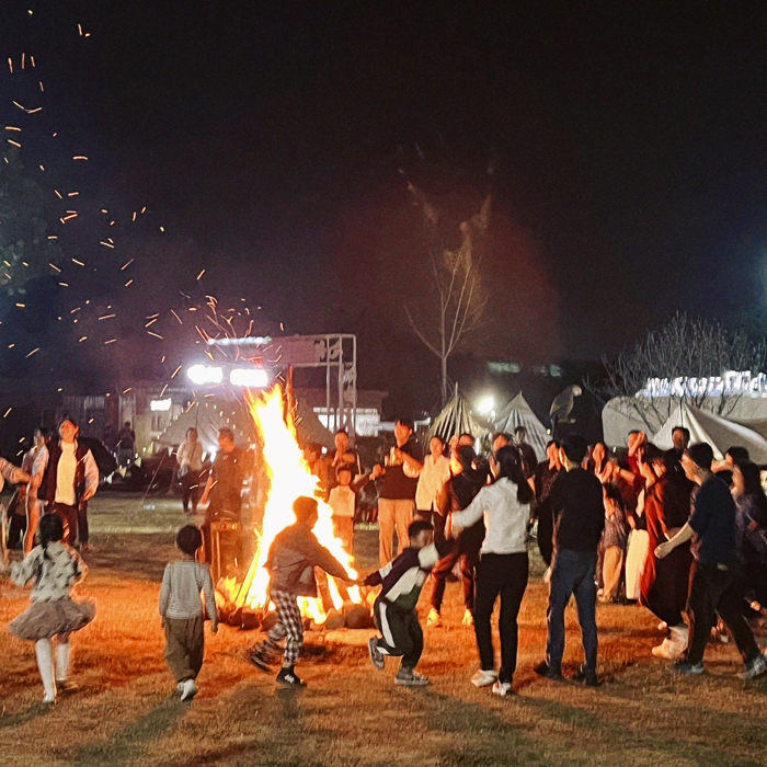 在南京這座古老而又現(xiàn)代的城市里，丁亮這位充滿夢想的創(chuàng)業(yè)者，與妻子共同書寫了一段不平凡的創(chuàng)業(yè)旅程。他們的故事，是激情與奮斗的交響曲，也是依維柯Daily life理念的完美體現(xiàn)