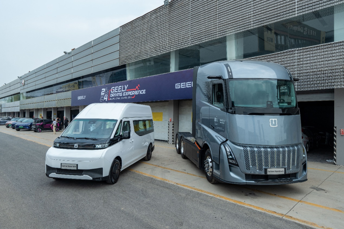 4月26日，第十八屆北京車展期間，遠程兩款標桿車型遠程星瀚H、超級VAN與吉利控股旗下吉利汽車、領(lǐng)克、極氪、路特斯、smart等乘用車產(chǎn)品共同亮相北京金港賽道，向來自美國、英國、德國、荷蘭及馬來西亞等地媒體展示吉利以新能源和智能化轉(zhuǎn)型為核心的原創(chuàng)成果?；顒蝇F(xiàn)場，遠程星瀚H、超級VAN吸引了眾多海外媒體目光，紛紛上車體驗，稱贊遠程在設(shè)計、技術(shù)、架構(gòu)等領(lǐng)域的創(chuàng)新技術(shù)積累