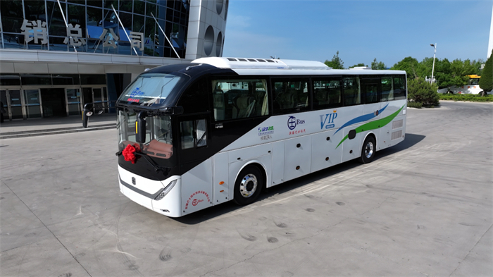 4月30日，在“五一”旅游小高峰來臨之際，百余輛中通H系高端旅游客車正式交付新疆巴士國際旅游運(yùn)輸有限公司（簡稱“新疆巴士旅汽”），助力新疆高品質(zhì)區(qū)域游。