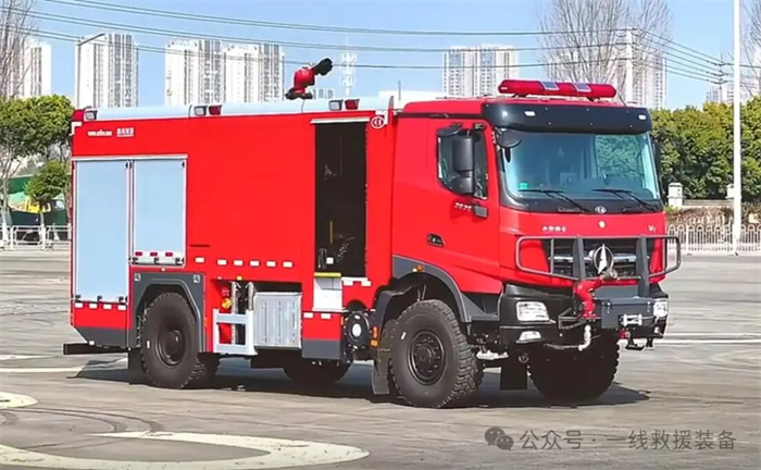 最新下線國產(chǎn)6噸森林水罐消防車，采用北奔重卡4×4越野底盤，搭載功率257kw國六發(fā)動機(jī)，最大扭矩1700Nm，底盤最小離地間隙340mm，最大爬坡角度60%。