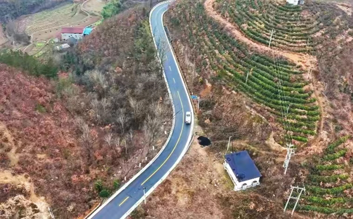 盤山公路，蜿蜒曲折，每一個彎道都充滿挑戰(zhàn)。在這樣的道路上行駛，不僅是對駕駛技術(shù)的挑戰(zhàn)，更是對車輛性能的嚴(yán)峻考驗。今天就讓我們來看一看具有超高通過性的越野車，是如何以其卓越的性能和穩(wěn)定的表現(xiàn)，成為征服盤山公路佼佼者的