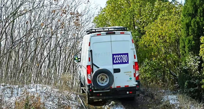 盤山公路，蜿蜒曲折，每一個彎道都充滿挑戰(zhàn)。在這樣的道路上行駛，不僅是對駕駛技術(shù)的挑戰(zhàn)，更是對車輛性能的嚴(yán)峻考驗(yàn)。今天就讓我們來看一看具有超高通過性的越野車，是如何以其卓越的性能和穩(wěn)定的表現(xiàn)，成為征服盤山公路佼佼者的