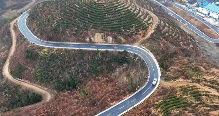 盤山公路，蜿蜒曲折，每一個彎道都充滿挑戰(zhàn)。在這樣的道路上行駛，不僅是對駕駛技術(shù)的挑戰(zhàn)，更是對車輛性能的嚴(yán)峻考驗(yàn)。今天就讓我們來看一看具有超高通過性的越野車，是如何以其卓越的性能和穩(wěn)定的表現(xiàn)，成為征服盤山公路佼佼者的