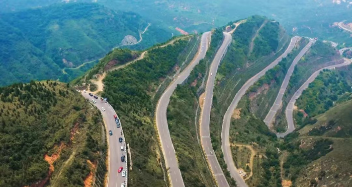 盤山公路，蜿蜒曲折，每一個彎道都充滿挑戰(zhàn)。在這樣的道路上行駛，不僅是對駕駛技術(shù)的挑戰(zhàn)，更是對車輛性能的嚴(yán)峻考驗(yàn)。今天就讓我們來看一看具有超高通過性的越野車，是如何以其卓越的性能和穩(wěn)定的表現(xiàn)，成為征服盤山公路佼佼者的