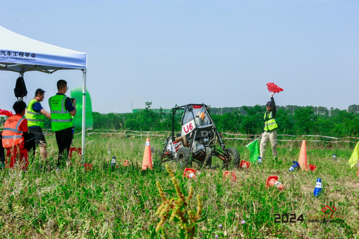 5月7日-11日，2024中國汽車工程學(xué)會巴哈大賽（襄陽站）在襄陽市峪山鎮(zhèn)舉辦。據(jù)悉，本次大賽共有56所院校參賽，來自吉林大學(xué)、武漢理工大學(xué)、湖北汽車工業(yè)學(xué)院、陸軍軍事交通學(xué)院等學(xué)校的兩千余名參賽師生匯聚襄陽，再燃巴哈大賽中國賽程高光時刻。在為期5天的賽事中，競賽包括技術(shù)檢查、賽車設(shè)計、成本與制造等靜態(tài)項目和爬坡性測試、牽引力測試、操控性測試、耐力測試等動態(tài)項目。作為長期關(guān)注此項賽事的商用車企業(yè)，東風(fēng)商用車贊助成立的東風(fēng)HUAT車隊再次亮相本屆大賽，展示出湖北汽車工業(yè)學(xué)院學(xué)子的青春激情與汽車夢想