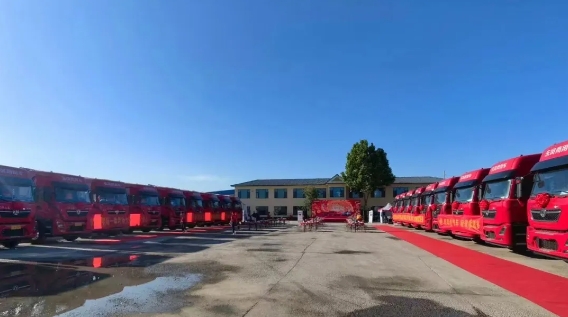 近日，東風康明斯燃氣車再傳捷報！東風商用車、東風康明斯&廣順運輸有限公司燃氣車60臺簽約儀式正式舉辦。首批20臺搭載東風康明斯燃氣一體化動力鏈的東風天龍KL燃氣車正式交付廣順運輸有限公司，該批車輛憑借高效、可靠、經濟等優(yōu)勢將全心助力客戶高效創(chuàng)造盈收