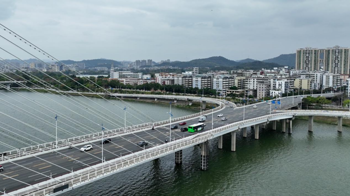 路遙知馬力，中國新能源客車再次以出色表現(xiàn)證明了自身實力。2024年初，一批往返于廣東惠州與深圳之間的208路純電動公交車，相繼跨越了90萬公里運營里程，創(chuàng)下了中國純電動公交車最長運營里程的歷史紀錄