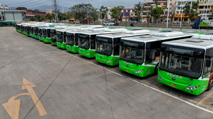 路遙知馬力，中國(guó)新能源客車(chē)再次以出色表現(xiàn)證明了自身實(shí)力。2024年初，一批往返于廣東惠州與深圳之間的208路純電動(dòng)公交車(chē)，相繼跨越了90萬(wàn)公里運(yùn)營(yíng)里程，創(chuàng)下了中國(guó)純電動(dòng)公交車(chē)最長(zhǎng)運(yùn)營(yíng)里程的歷史紀(jì)錄