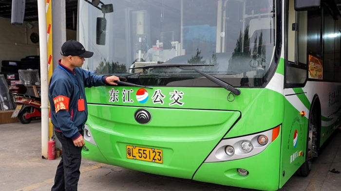 路遙知馬力，中國新能源客車再次以出色表現(xiàn)證明了自身實力。2024年初，一批往返于廣東惠州與深圳之間的208路純電動公交車，相繼跨越了90萬公里運營里程，創(chuàng)下了中國純電動公交車最長運營里程的歷史紀錄