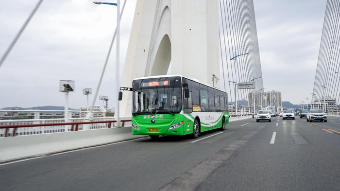 路遙知馬力，中國(guó)新能源客車(chē)再次以出色表現(xiàn)證明了自身實(shí)力。2024年初，一批往返于廣東惠州與深圳之間的208路純電動(dòng)公交車(chē)，相繼跨越了90萬(wàn)公里運(yùn)營(yíng)里程，創(chuàng)下了中國(guó)純電動(dòng)公交車(chē)最長(zhǎng)運(yùn)營(yíng)里程的歷史紀(jì)錄