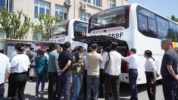 從加氫站配套設(shè)施完善，再到氫能動力系統(tǒng)、車端、應(yīng)用端等持續(xù)發(fā)力，在產(chǎn)業(yè)鏈上下游的共同努力下，北京氫能產(chǎn)業(yè)發(fā)展精彩綻放，一個個氫能示范性應(yīng)用項(xiàng)目正在加速落地，跑出氫能加速度。