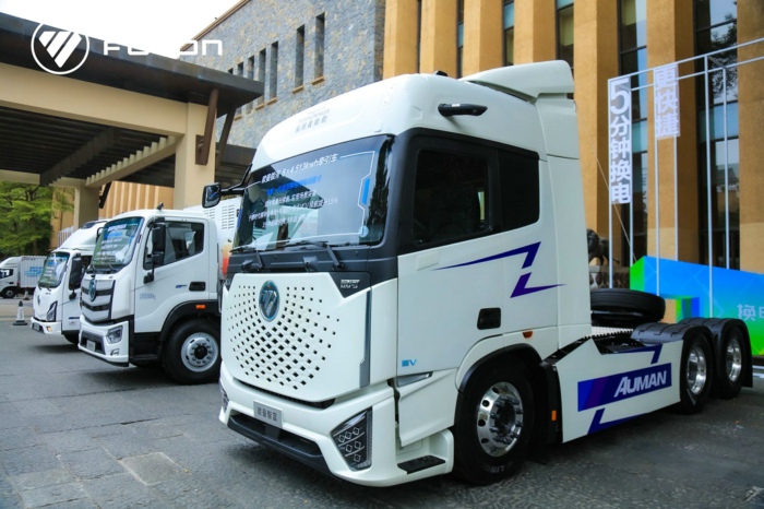 【第一商用車網(wǎng) 原創(chuàng)】在新能源重卡市場，純電動車型份額高達90%以上，純電動重卡的市場表現(xiàn)很大程度上可以代表整個新能源重卡市場，而純電動重卡又分為充電和換電兩大“門派”。2024年1-4月，充電重卡和換電重卡誰領(lǐng)風騷？