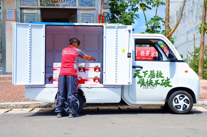 5月28日，京東快遞荔枝節(jié)在海南永興荔枝小鎮(zhèn)如期舉行，活越神童海南工廠的5臺(tái)小神童搖身一變化身荔枝銷售和運(yùn)輸擔(dān)當(dāng)，憑借“寬敞空間”和“靈活布局”成為京東快遞荔枝節(jié)的絕對(duì)C位，為節(jié)日增添了別樣的風(fēng)采。京東物流快遞快運(yùn)海南事業(yè)部總經(jīng)理朱九鋒，海南遠(yuǎn)程新能源商用車有限公司總經(jīng)理陳立忠等相關(guān)領(lǐng)導(dǎo)也出席了本次活動(dòng)