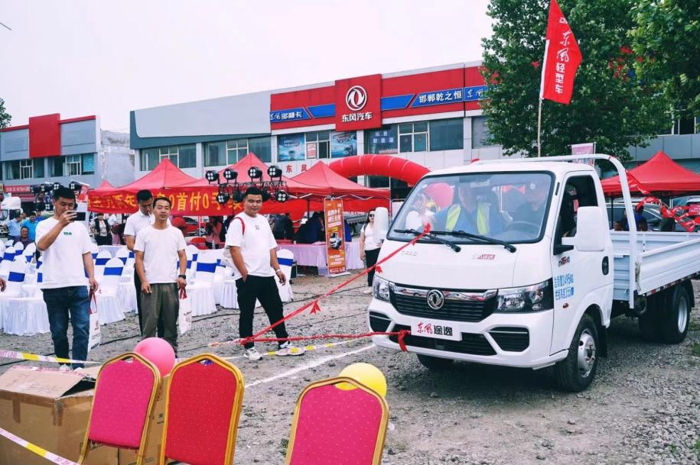 5月24日，東風(fēng)輕型車“第一屆‘途逸一哥’挑戰(zhàn)賽啟動(dòng)儀式暨2024款途逸上市”發(fā)布會(huì)在歷史名城河北邯鄲盛大啟幕。此次活動(dòng)不僅標(biāo)志著東風(fēng)途逸系列的全新產(chǎn)品正式亮相上市，更是東風(fēng)輕型車全價(jià)值鏈協(xié)同，包括營(yíng)銷總部、商研總部、制造總部以及東風(fēng)汽車金融等合作伙伴的集體亮相，共同搭建了一個(gè)以用戶體驗(yàn)為中心的交流平臺(tái)，彰顯了東風(fēng)輕型車品牌對(duì)客戶聲音的尊重與價(jià)值鏈優(yōu)化的重視