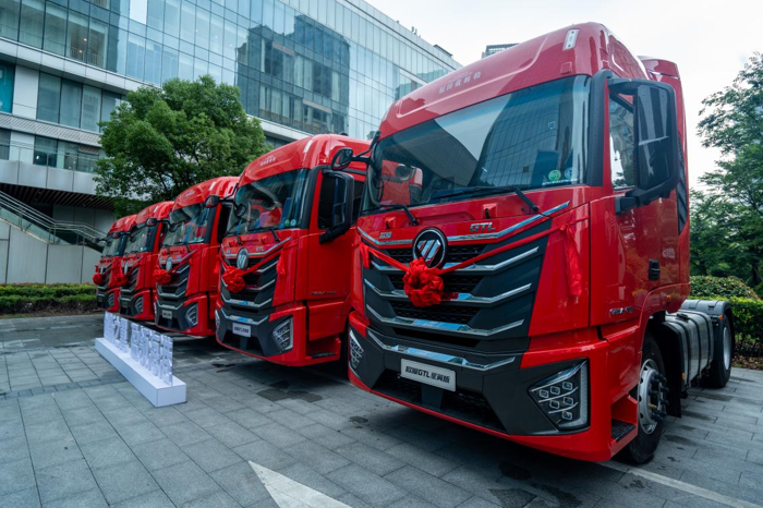 2024年6月6日，歐曼星翼港口版牽引車在上海與寧波雙城上市。不同于主流運輸場景，港口運輸以牽引車為主且對整車的節(jié)油性、出勤率、舒適性要求更高。歐曼以領(lǐng)先技術(shù)打造的星翼版港口車具備高效節(jié)油能賺更能省、安全可靠出勤率高、配置領(lǐng)先駕乘更舒適的多重優(yōu)勢，能提高港口運輸效率和效益。本次活動中，共有上海、寧波多家港口物流企業(yè)客戶見證發(fā)布會，并對歐曼星翼港口車贊譽有加，累計簽下356臺訂單