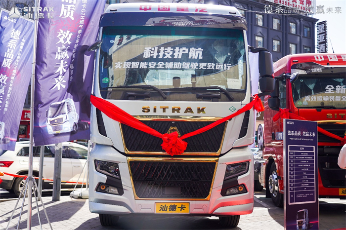 【第一商用車網(wǎng) 原創(chuàng)】進(jìn)入2024年，天然氣重卡市場“熱度”仍然居高不下。據(jù)第一商用車網(wǎng)掌握的終端銷量數(shù)據(jù)（交強(qiáng)險(xiǎn)口徑，不含出口和軍品）顯示，2024年1-4月，國內(nèi)天然氣重卡市場累銷7.16萬輛，同比增長144%，比去年同期多銷售約4.22萬輛。行業(yè)專家預(yù)測，隨著加氣站建設(shè)逐步完善，油氣差價(jià)的進(jìn)一步拉大，再加上“雙碳”戰(zhàn)略推進(jìn)等，下半年的天然氣重卡市場依舊有較大增長機(jī)遇。