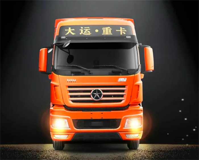 【第一商用車網(wǎng) 原創(chuàng)】進(jìn)入2024年，天然氣重卡市場“熱度”仍然居高不下。據(jù)第一商用車網(wǎng)掌握的終端銷量數(shù)據(jù)（交強(qiáng)險(xiǎn)口徑，不含出口和軍品）顯示，2024年1-4月，國內(nèi)天然氣重卡市場累銷7.16萬輛，同比增長144%，比去年同期多銷售約4.22萬輛。行業(yè)專家預(yù)測，隨著加氣站建設(shè)逐步完善，油氣差價(jià)的進(jìn)一步拉大，再加上“雙碳”戰(zhàn)略推進(jìn)等，下半年的天然氣重卡市場依舊有較大增長機(jī)遇。