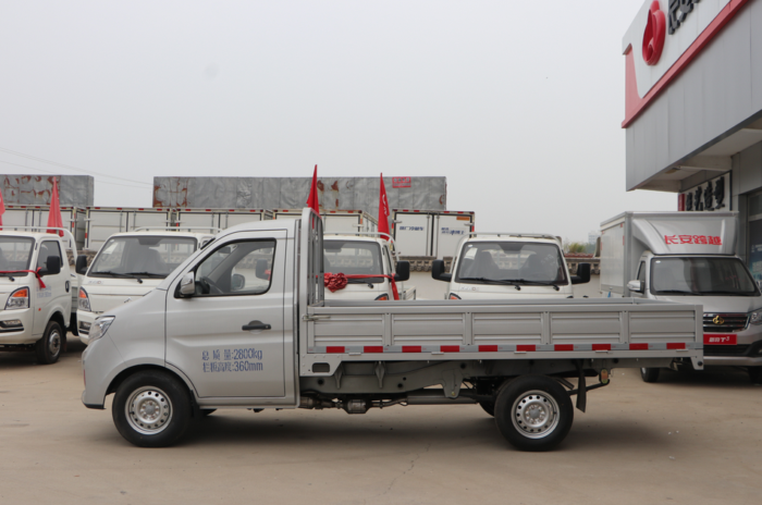 【第一商用車網 原創(chuàng)】2024年一季度，我國微卡市場收獲了卡車市場里僅有的“3連增”，3月過后積累起30%的累計銷量增幅，成為卡車四個細分市場中累計銷量增幅最高的細分市場。4月份，微卡成為卡車市場中兩個遭遇下滑的細分市場之一；5月份，卡車市場整體實現2%的增長，微卡市場能否擺脫下滑的厄運？