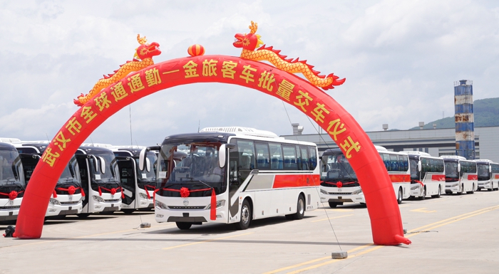 2024年6月17日，廈門金龍旅行車有限公司（以下簡稱“金旅客車”）與武漢市全球通通勤汽車服務(wù)有限公司（以下簡稱“武漢全球通”）在廈門共同舉辦了“跨越山海 一鷺同行”100輛凱旋大型豪華客車交接車儀式。