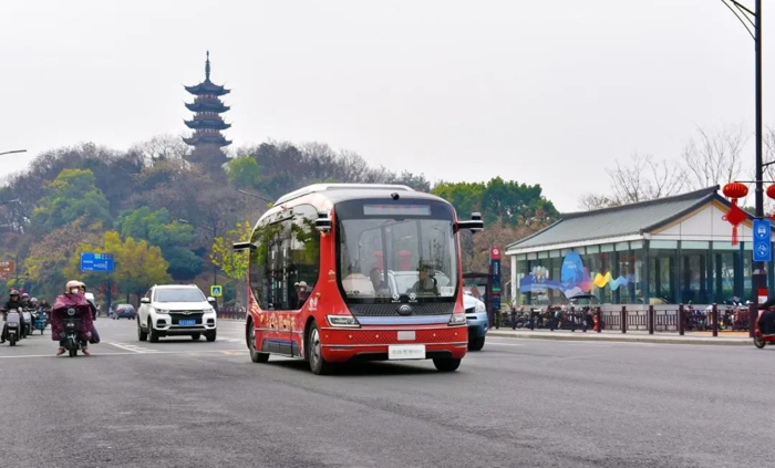 6月4日，工業(yè)和信息化部、公安部、住房城鄉(xiāng)建設(shè)部、交通運(yùn)輸部四部門聯(lián)合公布《進(jìn)入智能網(wǎng)聯(lián)汽車準(zhǔn)入和上路通行試點(diǎn)聯(lián)合體基本信息》，宇通成為首批進(jìn)入試點(diǎn)的唯一一家客車企業(yè)