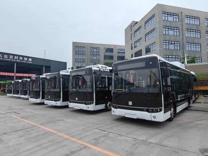 近日，中車又有40臺新能源公交車亮相“中國酒城”瀘州，在旅游觀光線路“上崗”運營。截至目前，已有171臺中車新能源公交車穿梭在瀘州大街小巷，為推動瀘州綠色發(fā)展、建設(shè)高品質(zhì)生活宜居地作出了積極貢獻。