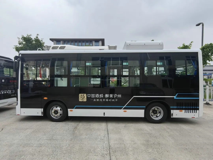 近日，中車又有40臺新能源公交車亮相“中國酒城”瀘州，在旅游觀光線路“上崗”運營。截至目前，已有171臺中車新能源公交車穿梭在瀘州大街小巷，為推動瀘州綠色發(fā)展、建設(shè)高品質(zhì)生活宜居地作出了積極貢獻。