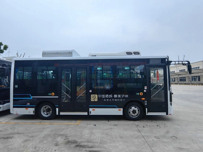 近日，中車又有40臺(tái)新能源公交車亮相“中國(guó)酒城”瀘州，在旅游觀光線路“上崗”運(yùn)營(yíng)。截至目前，已有171臺(tái)中車新能源公交車穿梭在瀘州大街小巷，為推動(dòng)瀘州綠色發(fā)展、建設(shè)高品質(zhì)生活宜居地作出了積極貢獻(xiàn)。