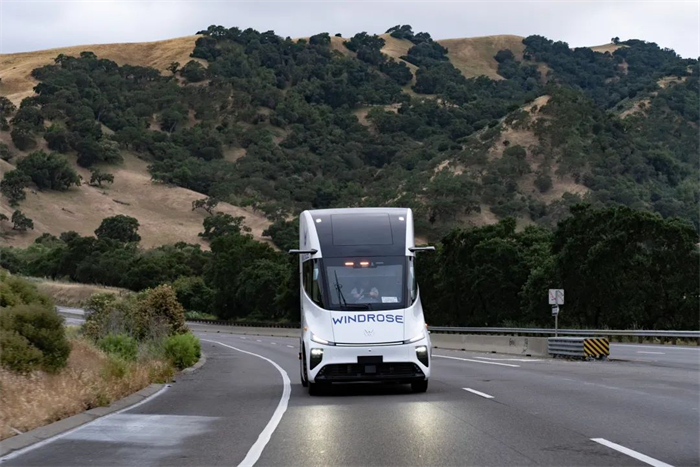 新西蘭電動卡車進(jìn)口商Etrucks?近日宣布與葦渡科技Windrose簽署670km長續(xù)航純電重卡訂單，總價(jià)值超過1.8億人民幣，并已支付定金。首批樣車將于今年9月抵達(dá)新西蘭，聯(lián)合當(dāng)?shù)匚锪骺蛻糸_始大規(guī)模路測。至此，新西蘭所在的大洋洲將成為葦渡純電重卡在亞洲、美洲、歐洲市場之后登陸的第四個大洲。此外，Etrucks?將與總部位于英國、融資額超過10億英鎊的Zenobe合作，在新西蘭當(dāng)?shù)貫槿敹杉冸娭乜ㄌ峁?0年期的電池租賃服務(wù)。