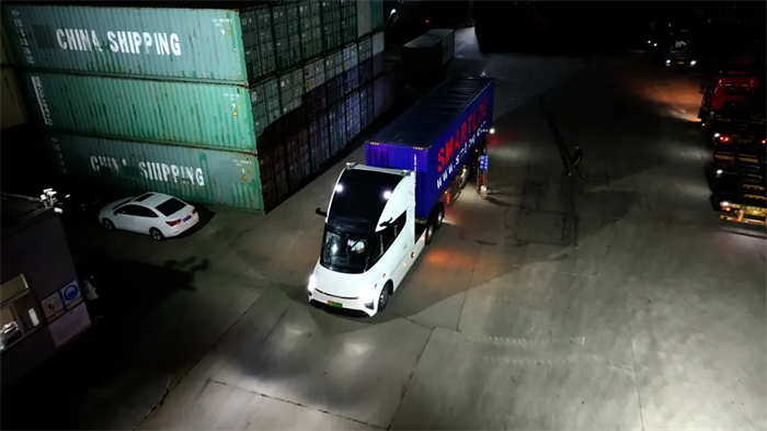 新西蘭電動卡車進(jìn)口商Etrucks?近日宣布與葦渡科技Windrose簽署670km長續(xù)航純電重卡訂單，總價(jià)值超過1.8億人民幣，并已支付定金。首批樣車將于今年9月抵達(dá)新西蘭，聯(lián)合當(dāng)?shù)匚锪骺蛻糸_始大規(guī)模路測。至此，新西蘭所在的大洋洲將成為葦渡純電重卡在亞洲、美洲、歐洲市場之后登陸的第四個大洲。此外，Etrucks?將與總部位于英國、融資額超過10億英鎊的Zenobe合作，在新西蘭當(dāng)?shù)貫槿敹杉冸娭乜ㄌ峁?0年期的電池租賃服務(wù)。