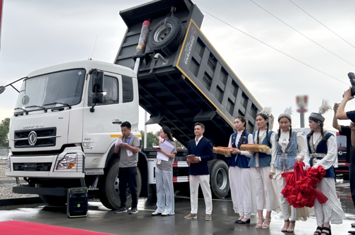 7月1日，哈薩克斯坦·阿拉木圖，東風(fēng)汽車哈薩克斯坦旗艦店開業(yè)了?。?！這標(biāo)志著東風(fēng)汽車在中亞區(qū)域的首家商用車4S店正式運(yùn)營(yíng)。