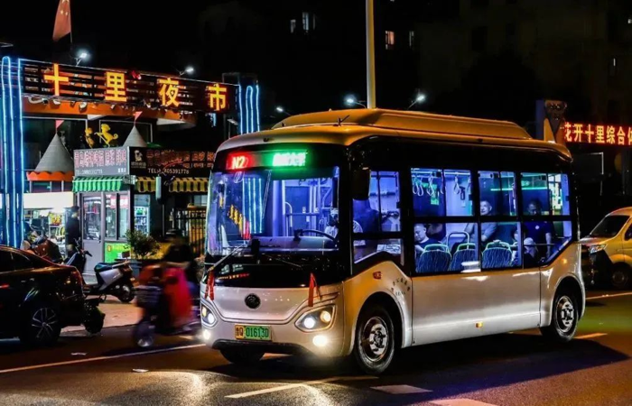 蒙山巍峨，沂水綿長。隨著各地多樣化“夜游”的持續(xù)升溫，“夜經(jīng)濟”的潛力和活力不斷釋放，從“夜市橋邊火”到“千燈夜市喧”，夜間經(jīng)濟不僅成了城市商業(yè)的重要組成部分，也是彰顯城市特色與活力的有效載體。緊跟時代步伐的臨沂公交，更是通過一輛輛刷新大眾認知的“網(wǎng)紅巴士”，為當?shù)匾菇?jīng)濟注入了源源不斷的新動力