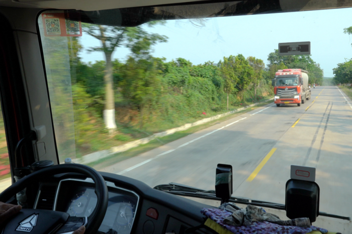 “不收費高速、柴油貨車每年繳納數(shù)萬元養(yǎng)路費”讓海南當?shù)氐挠密嚵?xí)慣與其他地區(qū)大有不同，也給了燃氣重卡快速發(fā)展的土壤。