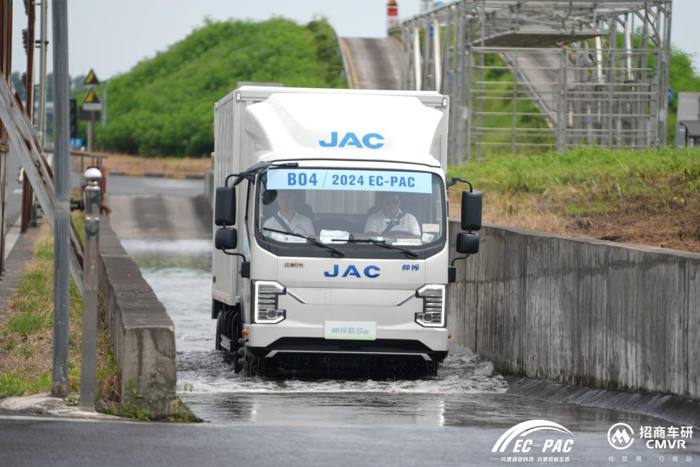 7月9日，以“共建綠色科技，共享低碳生活”為主題的全國新能源商用車領域的行業(yè)賽事——2024 EC-PAC全國新能源商用車性能評價賽在重慶開幕。全國新能源商用車性能評價賽在渝已舉辦4屆，累計39家企業(yè)、82款車型參賽。2024年，賽事全面革新、煥新升級，在原有電耗、續(xù)駛里程、加速時間、低頻磁場發(fā)射強度和涉水安全等測評項目基礎上，增加對轉(zhuǎn)向、制動、空調(diào)等方面進行主觀評價，更加關注用戶舒適度體驗，對新能源商用車能耗、動力、安全性和舒適性等發(fā)出了嚴格的考驗