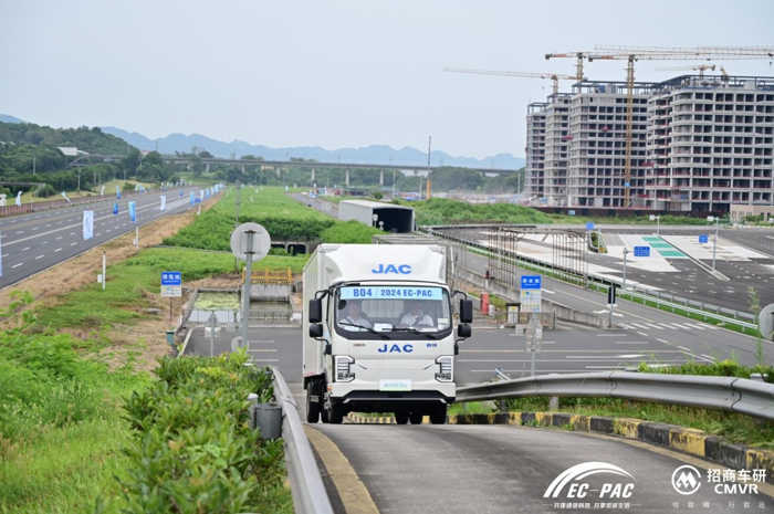 7月9日，以“共建綠色科技，共享低碳生活”為主題的全國新能源商用車領域的行業(yè)賽事——2024 EC-PAC全國新能源商用車性能評價賽在重慶開幕。全國新能源商用車性能評價賽在渝已舉辦4屆，累計39家企業(yè)、82款車型參賽。2024年，賽事全面革新、煥新升級，在原有電耗、續(xù)駛里程、加速時間、低頻磁場發(fā)射強度和涉水安全等測評項目基礎上，增加對轉(zhuǎn)向、制動、空調(diào)等方面進行主觀評價，更加關注用戶舒適度體驗，對新能源商用車能耗、動力、安全性和舒適性等發(fā)出了嚴格的考驗