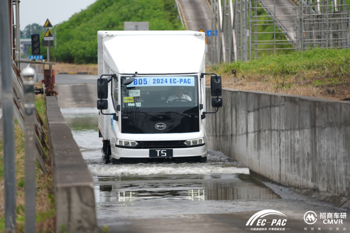 7月9日，2024EC-PAC新能源商用車(chē)性能評(píng)價(jià)賽在重慶科學(xué)城重磅開(kāi)賽，來(lái)自23家主流車(chē)企的25款車(chē)型同臺(tái)競(jìng)技。比亞迪商用車(chē)以硬核技術(shù)及產(chǎn)品實(shí)力出色地完成各項(xiàng)嚴(yán)苛挑戰(zhàn)，勇攬六項(xiàng)大獎(jiǎng)，成為本次賽事最大贏家