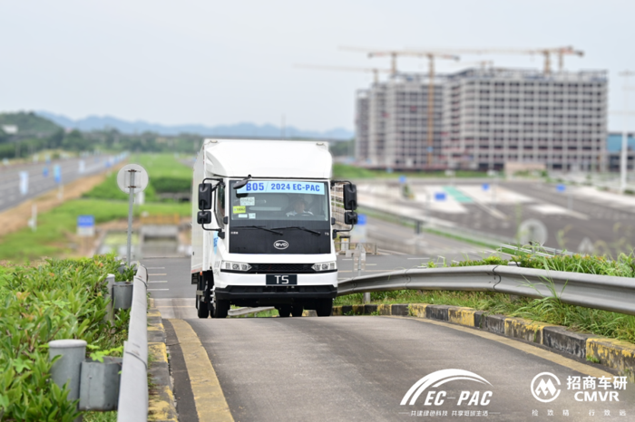 7月9日，2024EC-PAC新能源商用車性能評價賽在重慶科學(xué)城重磅開賽，來自23家主流車企的25款車型同臺競技。比亞迪商用車以硬核技術(shù)及產(chǎn)品實力出色地完成各項嚴苛挑戰(zhàn)，勇攬六項大獎，成為本次賽事最大贏家