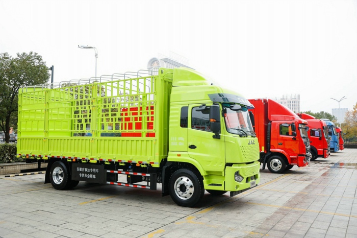 【第一商用車網(wǎng) 原創(chuàng)】2024年以來，中卡市場表現(xiàn)比前兩年出色許多，前5個月已有4個月銷量破萬。6月份，中卡市場銷量再創(chuàng)新高，達到1.44萬輛，這是中卡市場連續(xù)第4個月銷量突破1萬輛，也是中卡市場自2022年以來的最高銷量。

