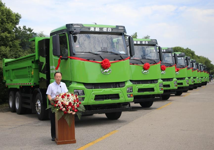 蘇州金龍批量新能源自卸車交付海藍(lán)居5.png