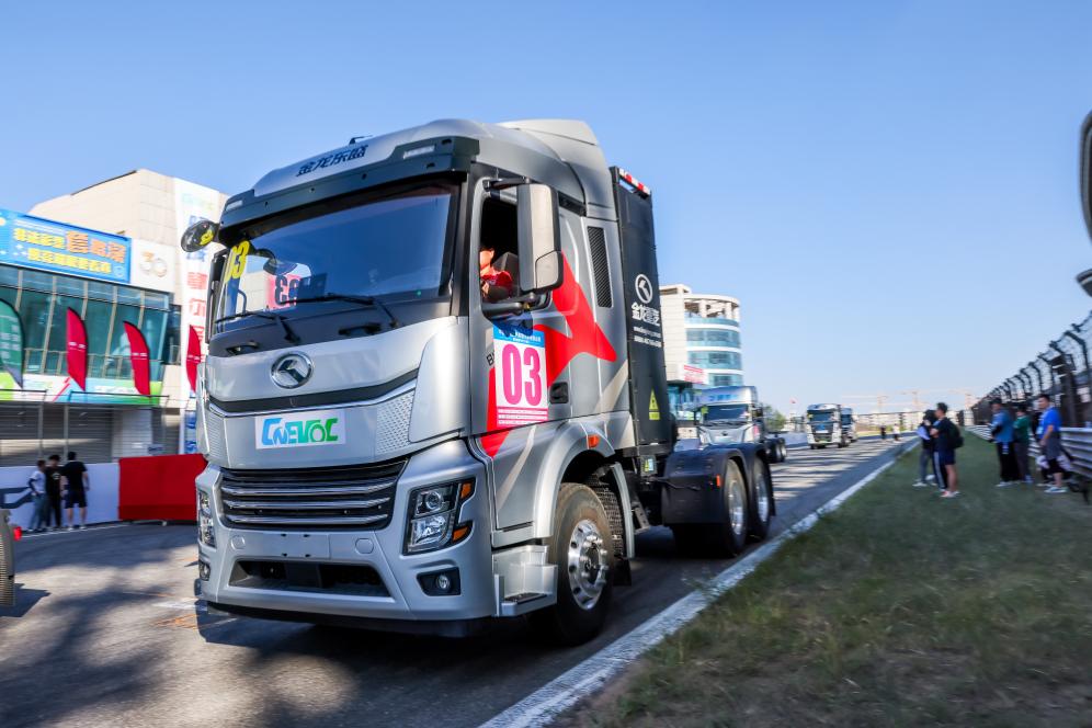 中國新能源汽車耐力賽首站高手云集，共有25家新能源汽車品牌的28款乘用車和6款商用車聯(lián)合參展，競(jìng)逐各大項(xiàng)目冠軍頭銜。在一眾新能源領(lǐng)域的佼佼者中，金龍重卡KT601憑借其卓越的性能和強(qiáng)大的綜合實(shí)力殺出重圍，一舉斬獲綠電組泊車大師獎(jiǎng)、媒體推薦商用車車型獎(jiǎng)、綠電組6x4 350型耐久王三項(xiàng)大獎(jiǎng)。