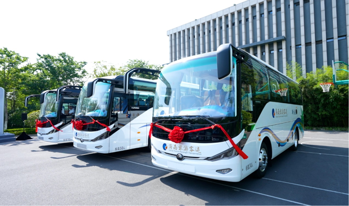 近日，130輛宇通高端新能源客車批量交付海南，助力海南旅游產(chǎn)業(yè)高質(zhì)量發(fā)展。