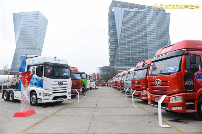 【第一商用車網 原創(chuàng)】7月份，重卡市場交出了銷5.9萬輛的成績單，同比環(huán)比雙雙下降，可見行業(yè)仍在去庫存階段，為“金九銀十”小旺季做準備。在這個淡季月份里，各家主流車企銷出了多少輛重卡？