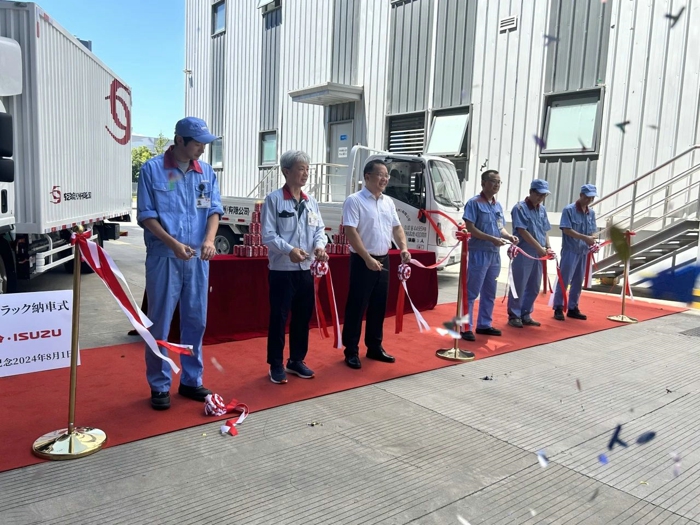 2024年8月1日，東芝物流·慶鈴汽車首輛純電動貨車交車儀式圓滿落成，合力開啟綠色物流新時代。